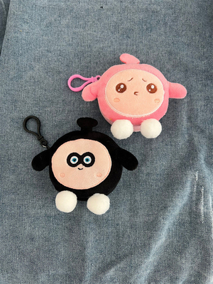 Une pièce de monnaie en peluche un sac à main un pendentif un écouteur un sac à main
