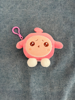 Une pièce de monnaie en peluche un sac à main un pendentif un écouteur un sac à main