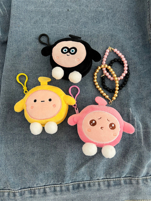 Une pièce de monnaie en peluche un sac à main un pendentif un écouteur un sac à main
