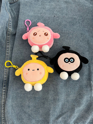 Une pièce de monnaie en peluche un sac à main un pendentif un écouteur un sac à main