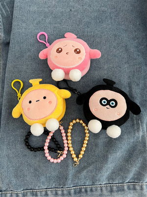 Une pièce de monnaie en peluche un sac à main un pendentif un écouteur un sac à main