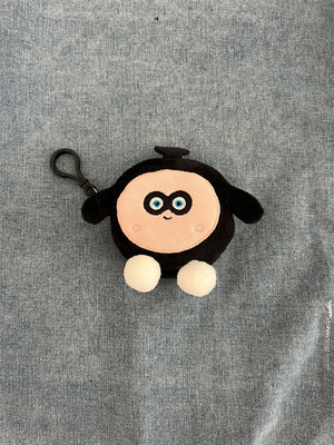 Une pièce de monnaie en peluche un sac à main un pendentif un écouteur un sac à main