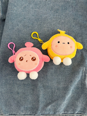 Une pièce de monnaie en peluche un sac à main un pendentif un écouteur un sac à main