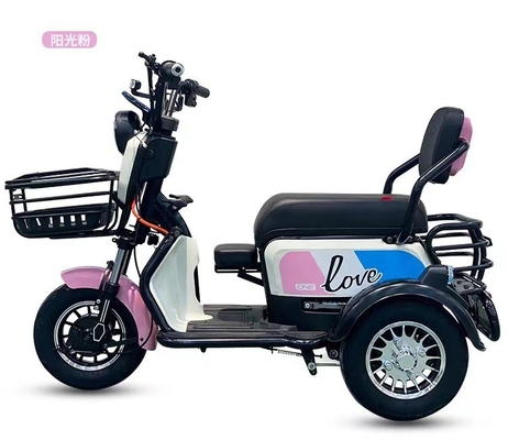 Le nouveau petit tricycle électrique ramène son propre bébé à la maison pour ramasser les enfants