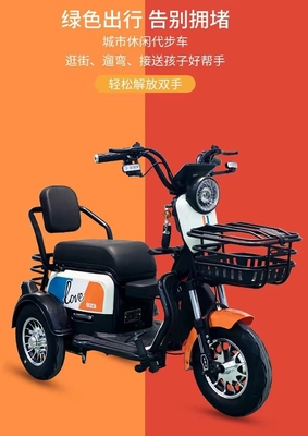 Le nouveau petit tricycle électrique ramène son propre bébé à la maison pour ramasser les enfants
