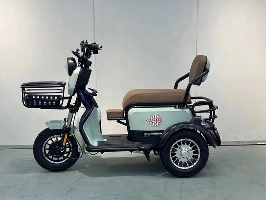 Le nouveau petit tricycle électrique ramène son propre bébé à la maison pour ramasser les enfants