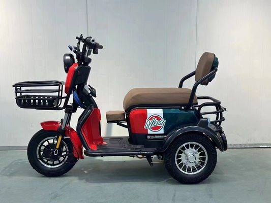 Le nouveau petit tricycle électrique ramène son propre bébé à la maison pour ramasser les enfants