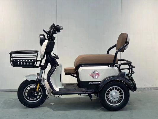 Le nouveau petit tricycle électrique ramène son propre bébé à la maison pour ramasser les enfants