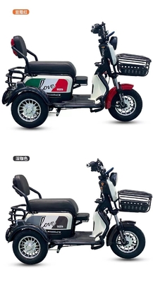 Le nouveau petit tricycle électrique ramène son propre bébé à la maison pour ramasser les enfants