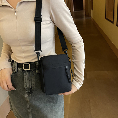 Sac à dos en tissu de sport pour hommes en couleur simple et solide Téléphone portable Sac à dos avec une épaule