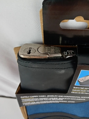 Un sac à main étanche avec serrure et deux clés, un sac à dossiers en nylon, un sac de dépôt en fermeture à glissière,