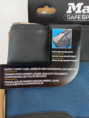 Un sac à main étanche avec serrure et deux clés, un sac à dossiers en nylon, un sac de dépôt en fermeture à glissière,