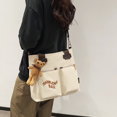 Le sac à main est un sac à main pour hommes et femmes.