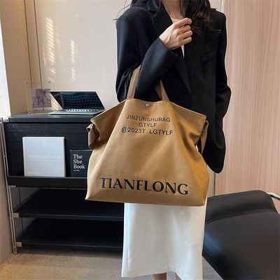 Le sac à main est un sac à main pour hommes et femmes.