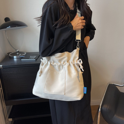 Le sac à main est un sac à main pour hommes et femmes.