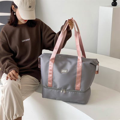 Le sac à main est un sac à main pour hommes et femmes.