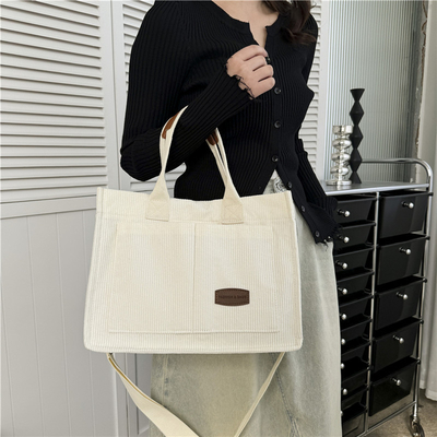 Le sac à main est un sac à main pour hommes et femmes.