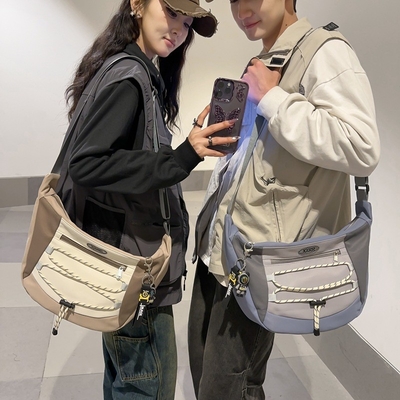 Le sac à main est un sac à main pour hommes et femmes.