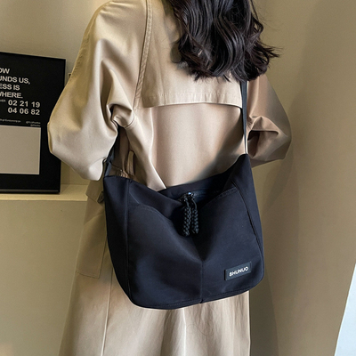 Le sac à main est un sac à main pour hommes et femmes.