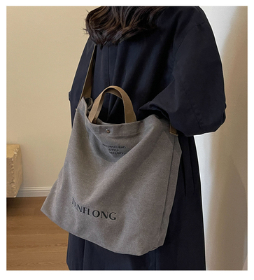 Le sac à main est un sac à main pour hommes et femmes.