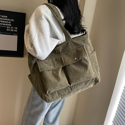 Le sac à main est un sac à main pour hommes et femmes.