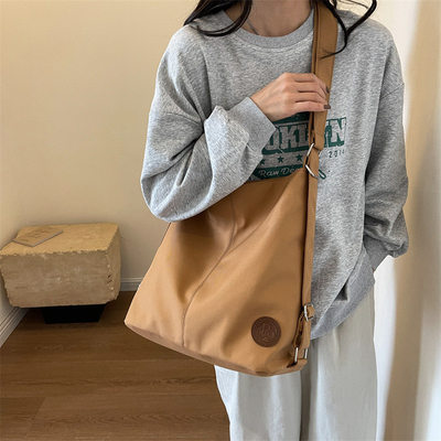 Le sac à main est un sac à main pour hommes et femmes.
