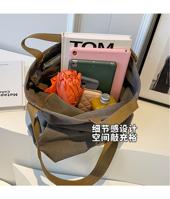 Le sac à main est un sac à main pour hommes et femmes.