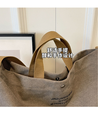 Le sac à main est un sac à main pour hommes et femmes.