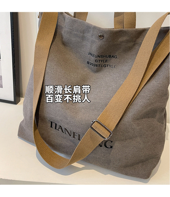 Le sac à main est un sac à main pour hommes et femmes.