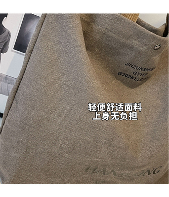 Le sac à main est un sac à main pour hommes et femmes.