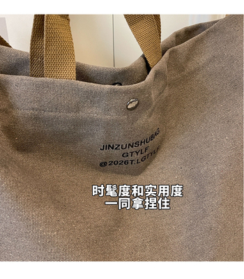 Le sac à main est un sac à main pour hommes et femmes.