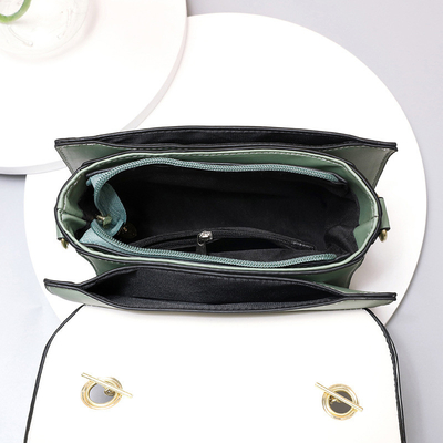 C'est un sac à main pour femme, petit et carré, en été 2024