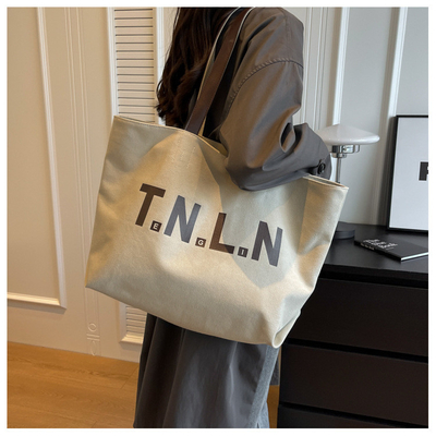 Le sac à main pour étudiants, la mode, le maquillage, le sac à maman.