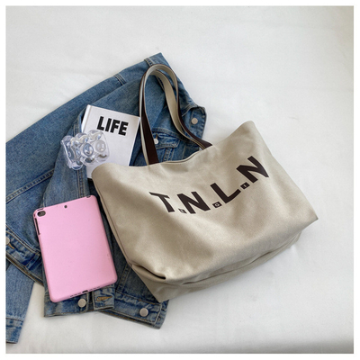 Le sac à main pour étudiants, la mode, le maquillage, le sac à maman.