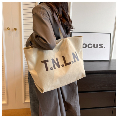 Le sac à main pour étudiants, la mode, le maquillage, le sac à maman.