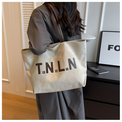 Le sac à main pour étudiants, la mode, le maquillage, le sac à maman.