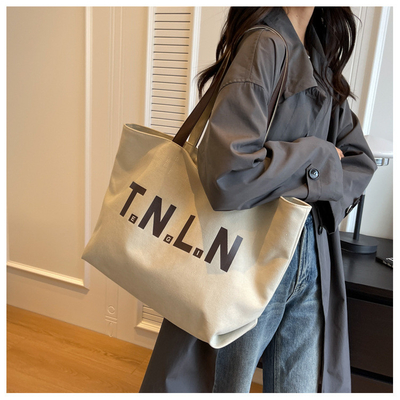 Le sac à main pour étudiants, la mode, le maquillage, le sac à maman.