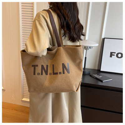 Le sac à main pour étudiants, la mode, le maquillage, le sac à maman.