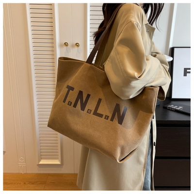 Le sac à main pour étudiants, la mode, le maquillage, le sac à maman.