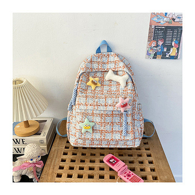 Un petit sac à chèques frais, un sac à dos pour les lycéennes, un sac à dos pour les étudiantes.