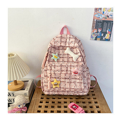Un petit sac à chèques frais, un sac à dos pour les lycéennes, un sac à dos pour les étudiantes.