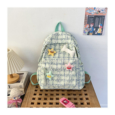 Un petit sac à chèques frais, un sac à dos pour les lycéennes, un sac à dos pour les étudiantes.