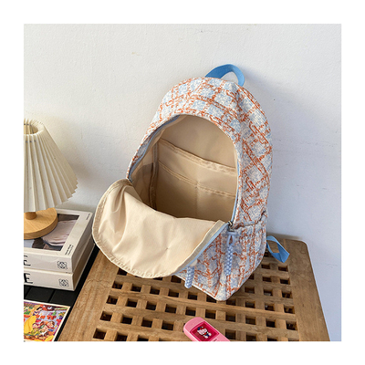 Un petit sac à chèques frais, un sac à dos pour les lycéennes, un sac à dos pour les étudiantes.