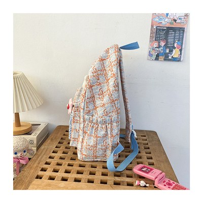 Un petit sac à chèques frais, un sac à dos pour les lycéennes, un sac à dos pour les étudiantes.