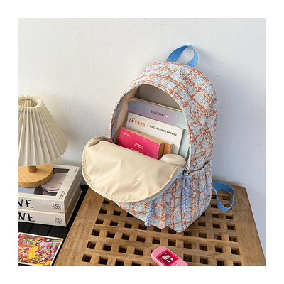 Un petit sac à chèques frais, un sac à dos pour les lycéennes, un sac à dos pour les étudiantes.