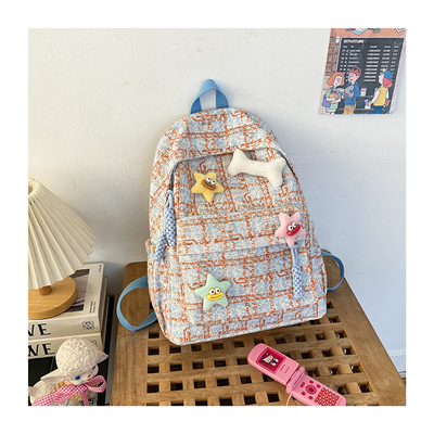 Un petit sac à chèques frais, un sac à dos pour les lycéennes, un sac à dos pour les étudiantes.