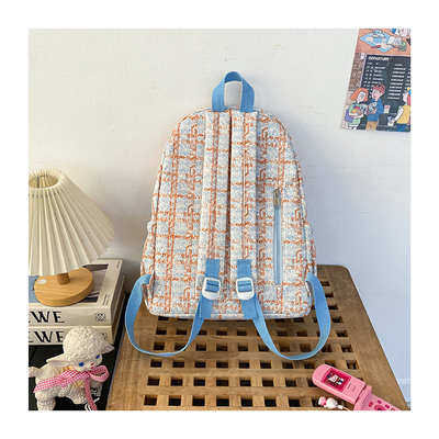 Un petit sac à chèques frais, un sac à dos pour les lycéennes, un sac à dos pour les étudiantes.