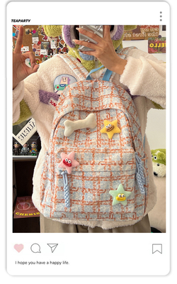 Un petit sac à chèques frais, un sac à dos pour les lycéennes, un sac à dos pour les étudiantes.