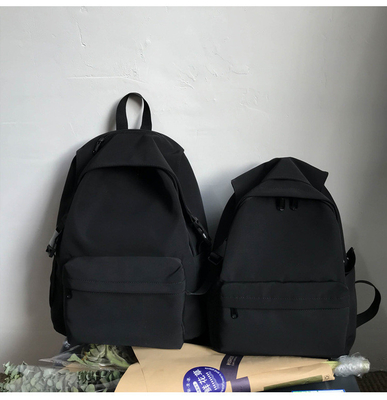 Un sac à dos pour homme, un sac à dos pour femme, un sac à dos pour élèves, un sac à dos pour élèves.