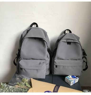 Un sac à dos pour homme, un sac à dos pour femme, un sac à dos pour élèves, un sac à dos pour élèves.